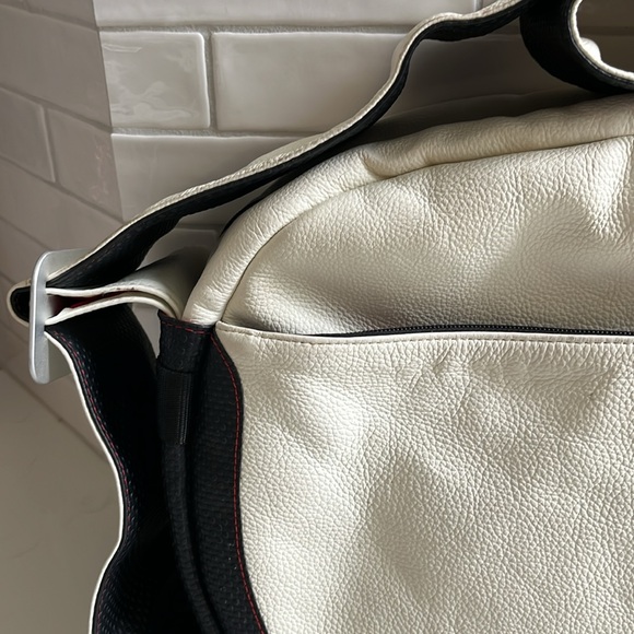 VGUC leather Bugaboo Bag for baby bottles, diapers - long wide adjustable strap - Picture 4 of 17